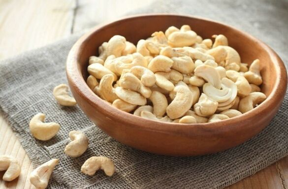 Cashew nuts in the men's menu have a positive effect on the quality of intimate life. 